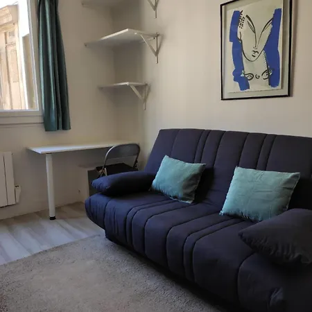 Low-budget Near Champs-elysees Parigi