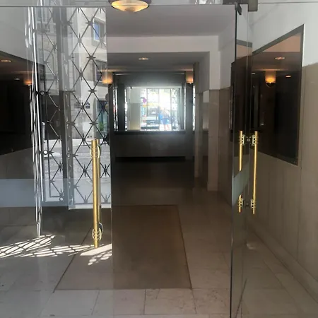 Low-budget Near Champs-elysees Parigi