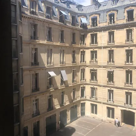 Low-budget Near Champs-elysees * Parigi